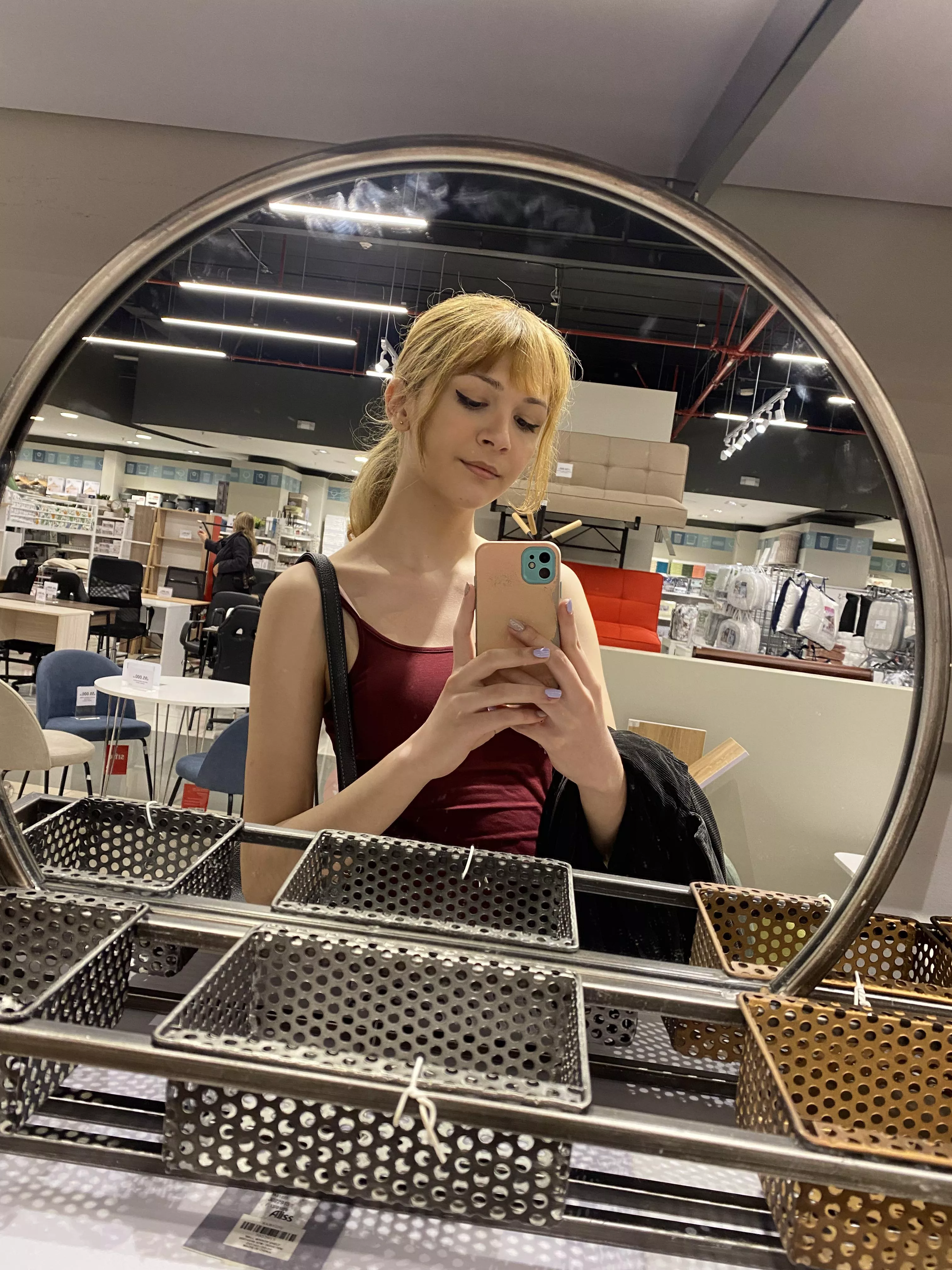 Taking a pic in a store 💖