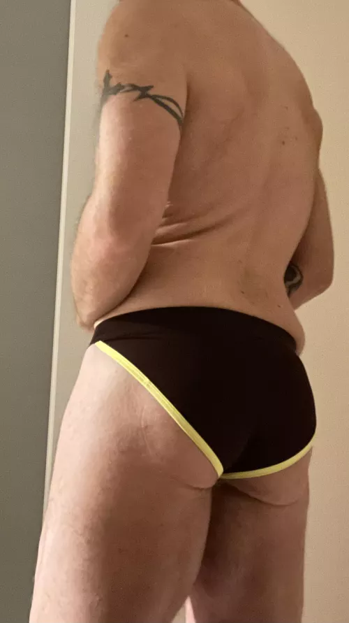 These brown and yellow briefs got a retro vibe