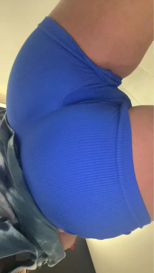 Tight blue shorts at the gym😊
