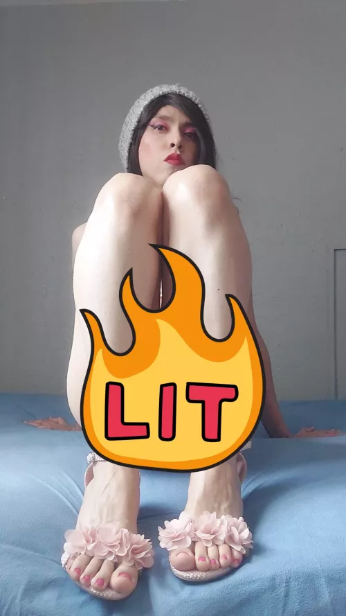 Today is my birthday 🎁 You like my feet? 👣👠