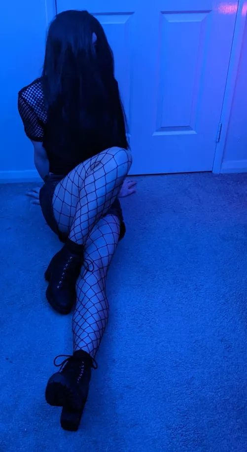 who wants to come keep me company? 🖤