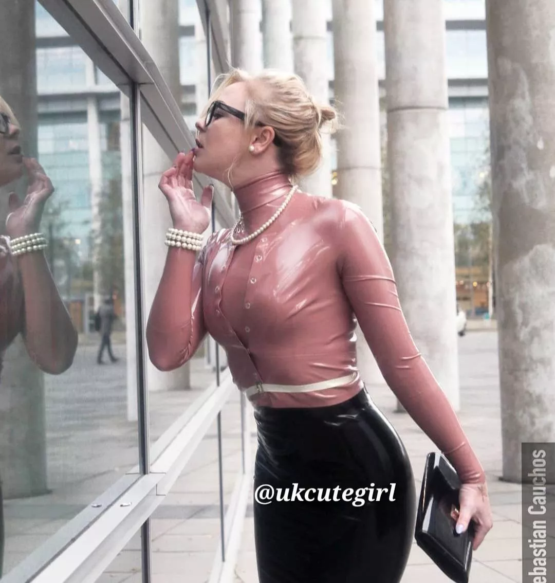 Would u make me your secretary ?? 🥰✨