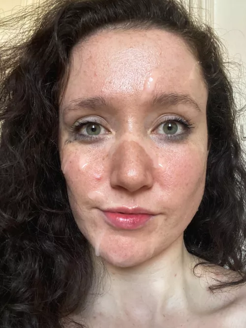 A facial a day keeps the slut satisfied 😌