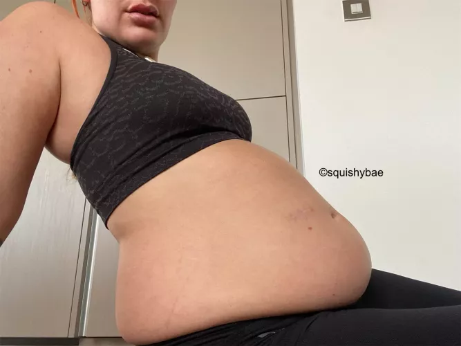 Big bellies 🤝 crop tops