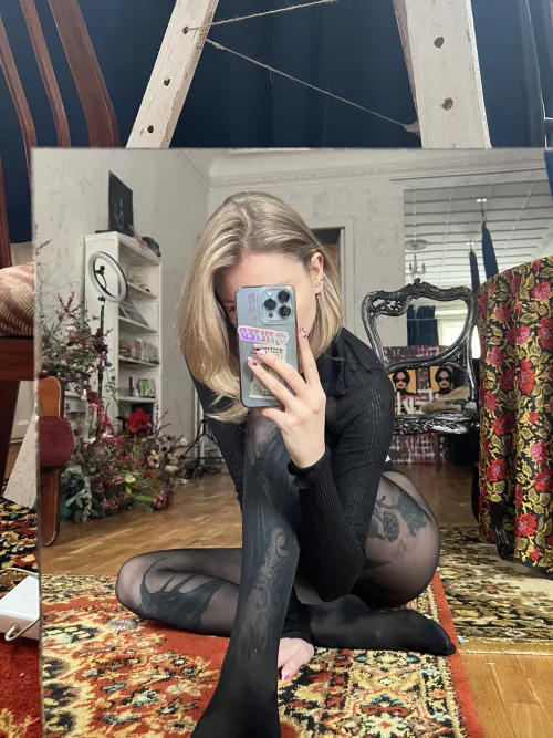 Black pantyhose always are sexy