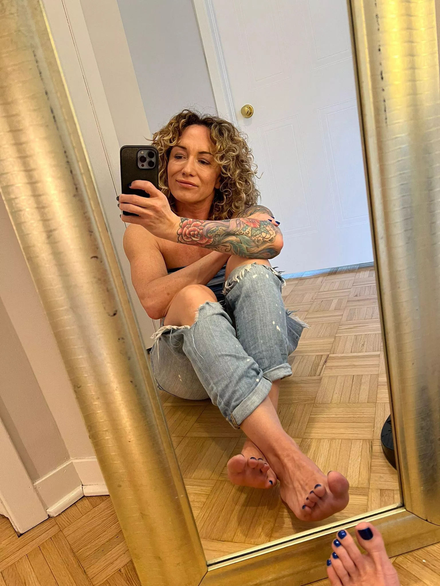 Blue jeans & blue toes