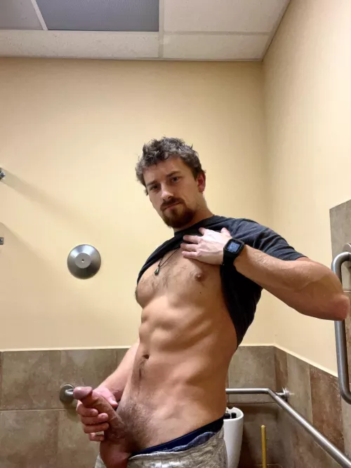 Come suck me in the bathroom 🍆🛒