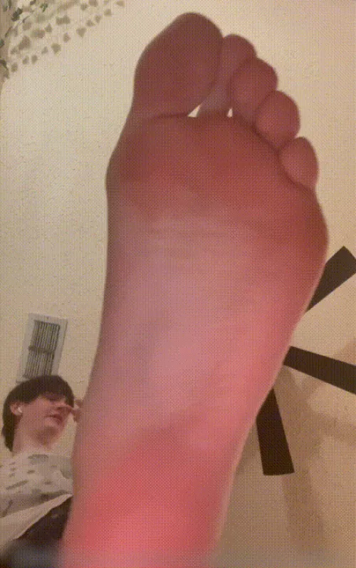 Footsy waving everyone!