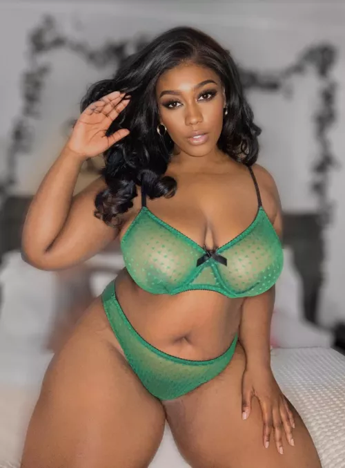 i love a nice see through set to tease with👸🏾💚