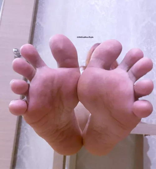 I want to put my feet on your face