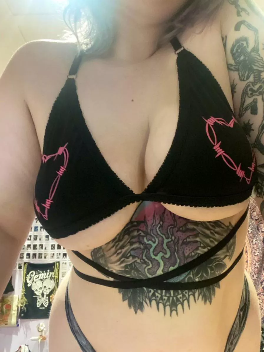 I’m so horny I want a cock between my tits