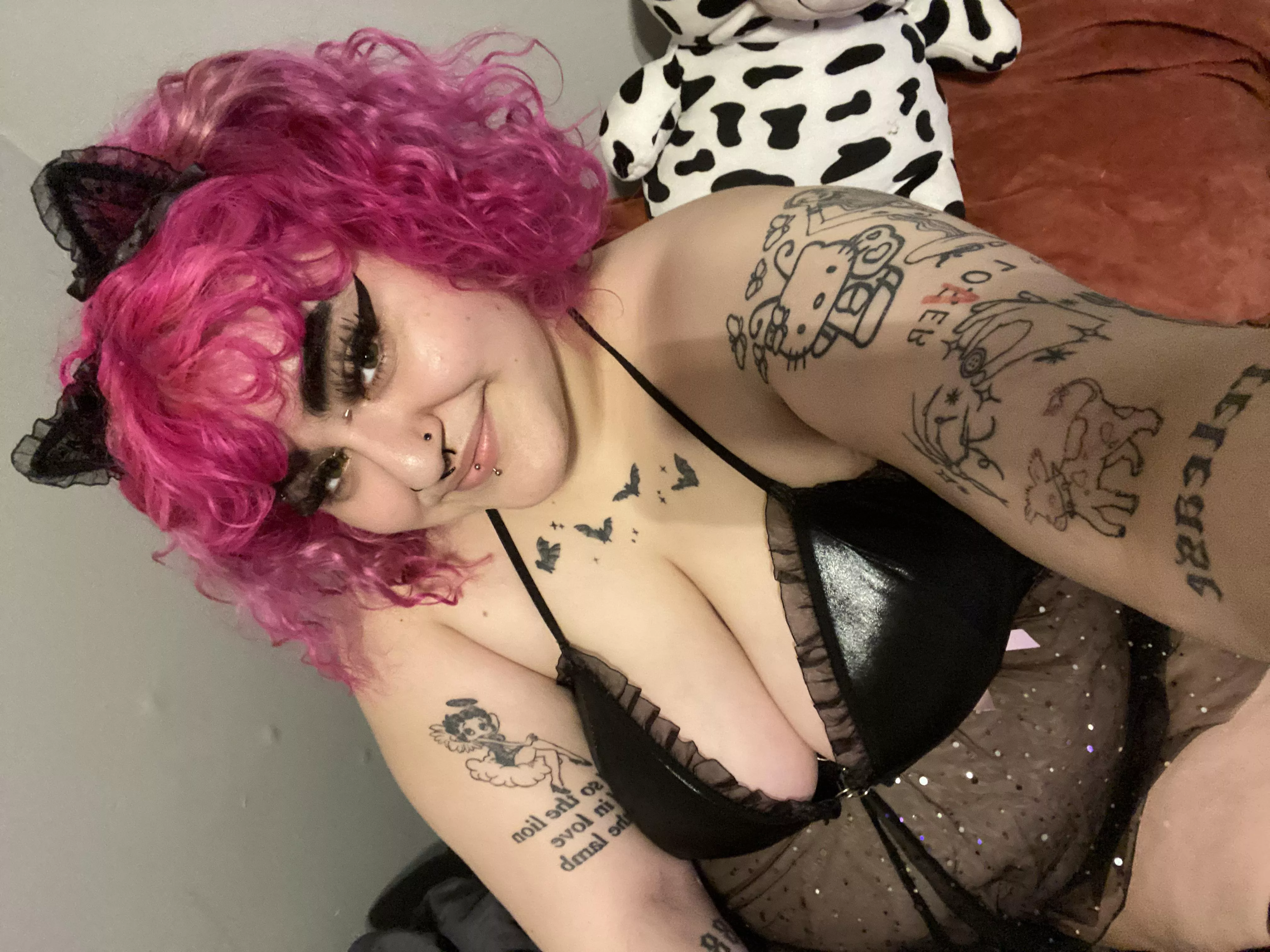 imma pink kitty 😼🖤 21 F