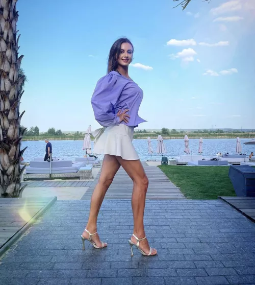 It’s so fancy to have tanned legs. And golden heels, ofcourse