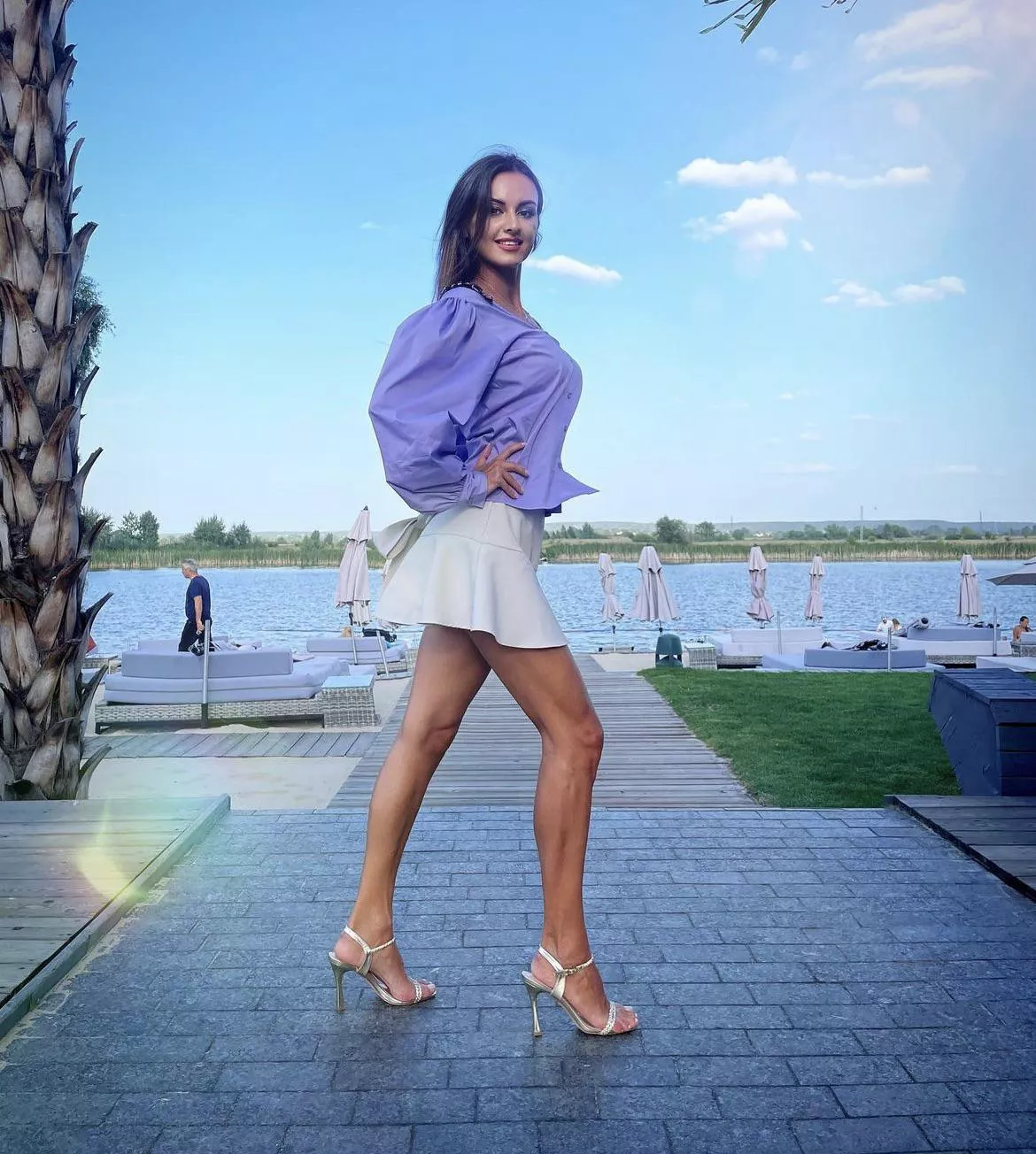 It’s so fancy to have tanned legs. And golden heels, ofcourse