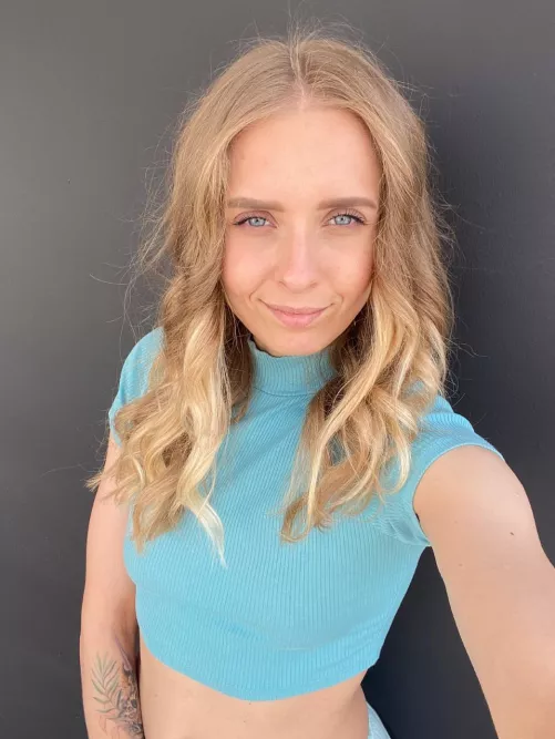 Look at my eyes and my braless top.