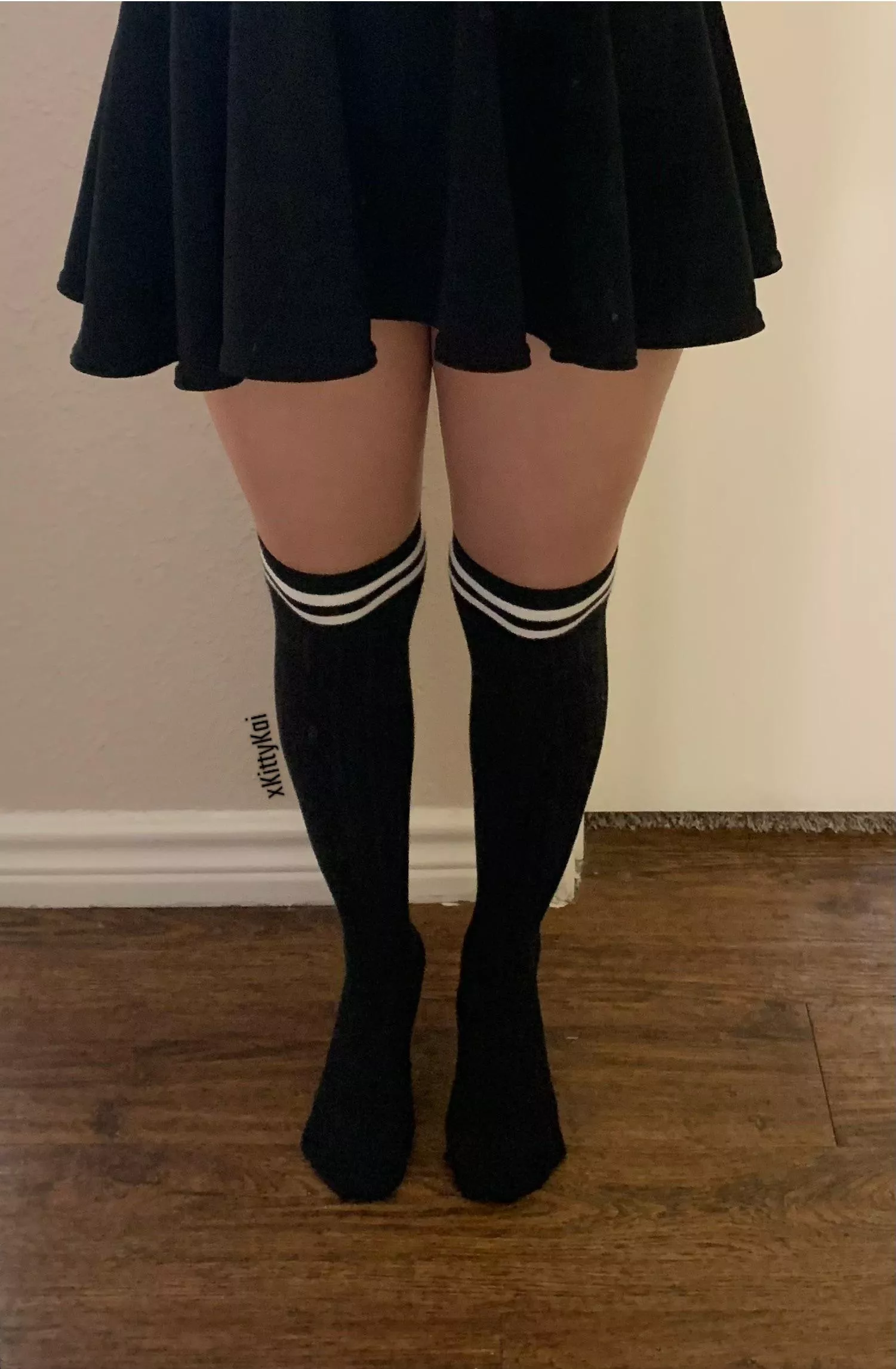 Love wearing my varsity striped knee socks with this cute black mini skirts! 😍🖤