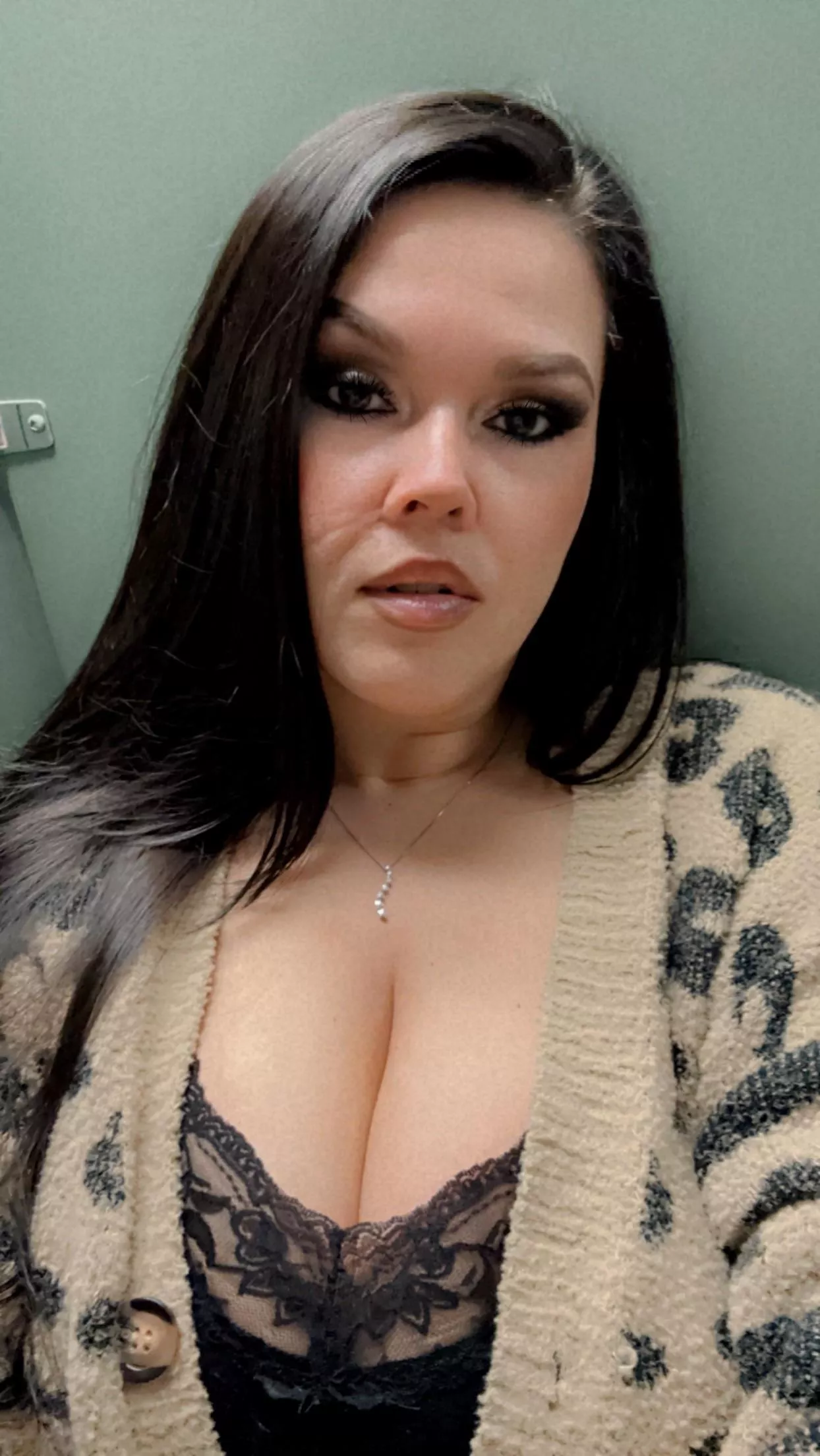 Meet me in the bathroom 😏🍎👩🏻‍🏫