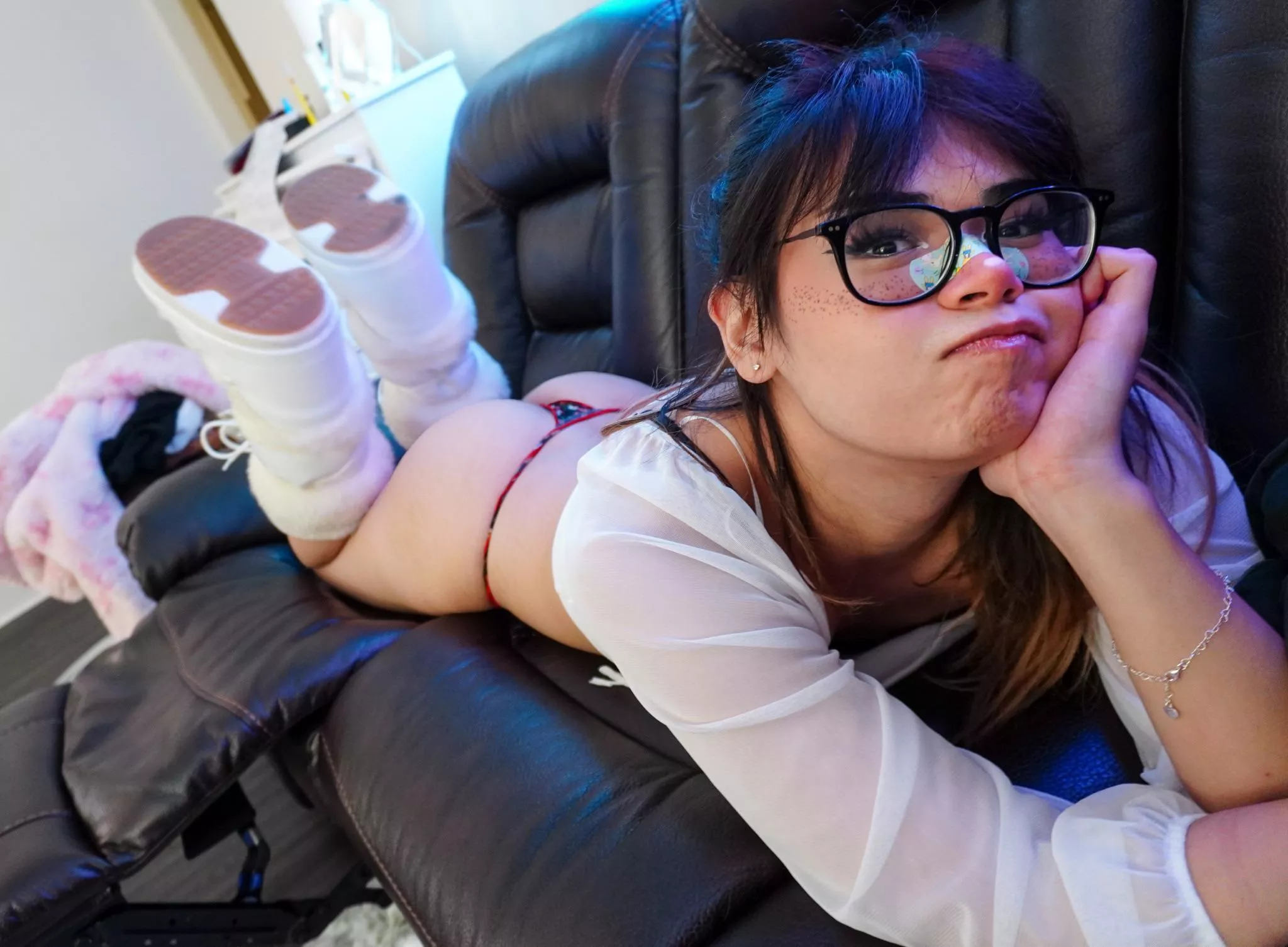 Need a “straight” guy to eat me out