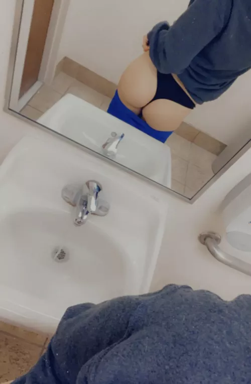 Need someone’s tongue to get these panties off👅💦😏