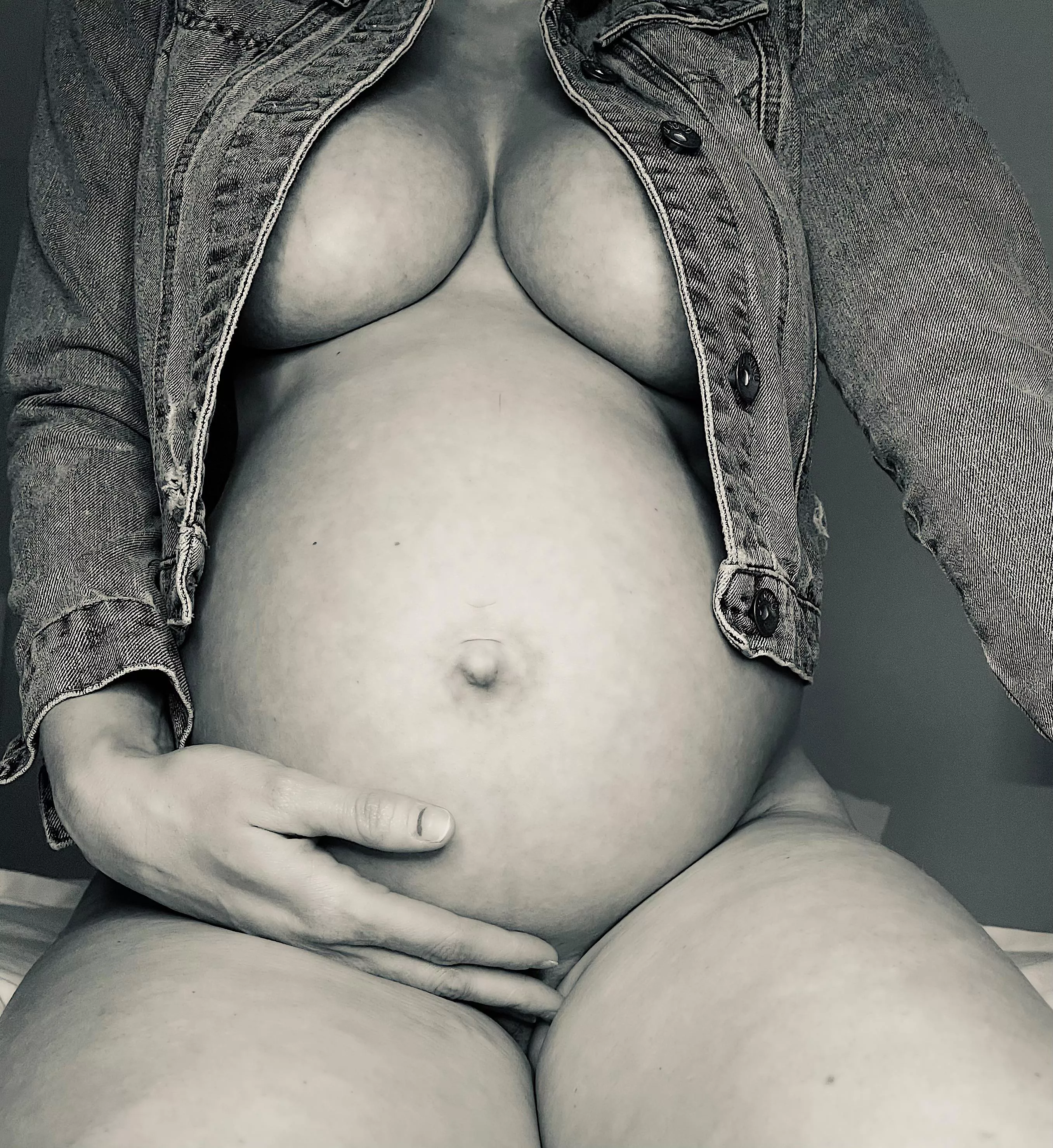 Preggo with big natural tits