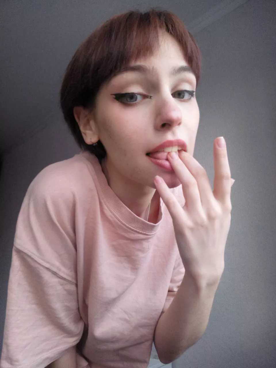 Russian fingers 🖐 I heard this wordplay in one of the movies and was surprised)