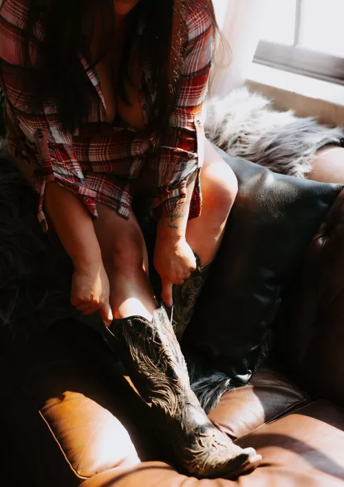 Save a horse, let me ride your face...or however the song goes 🖤😈