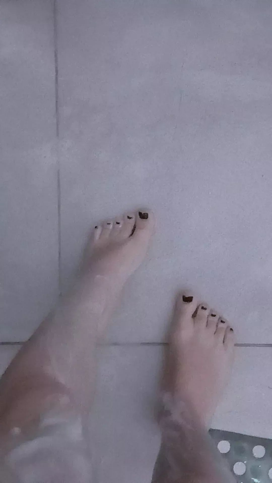 Tgirl feet on shower 🥰
