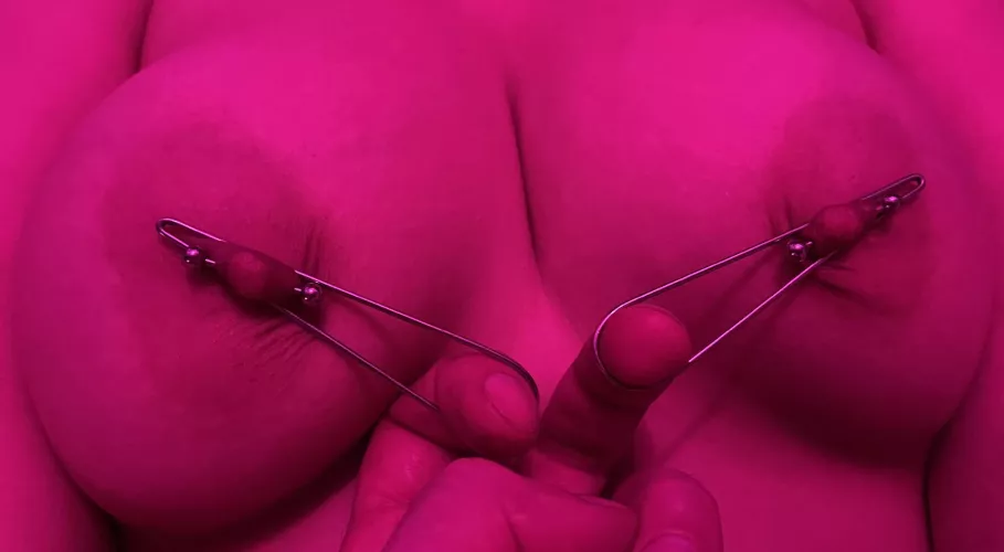 The third iteration of the stainless steel brackets. Now, you can jam bigger parts of the skin and put your fingers through for pull-play.