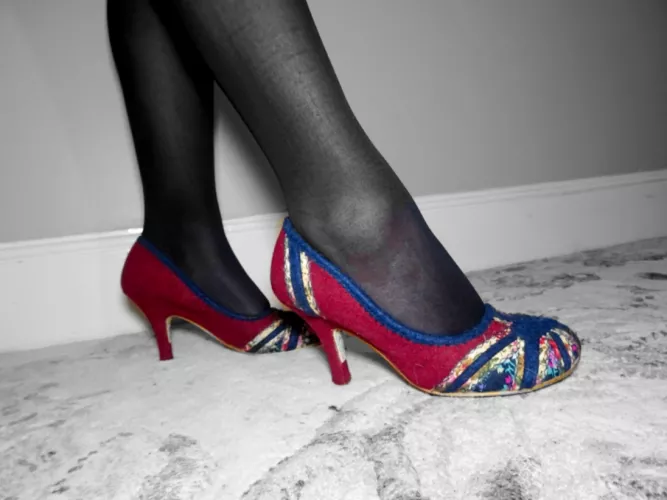 UK 39(f) in patriotic heels!