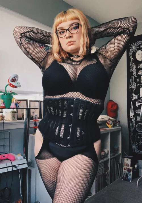 Who loves fishnet everything as much as I do? 😈🖤