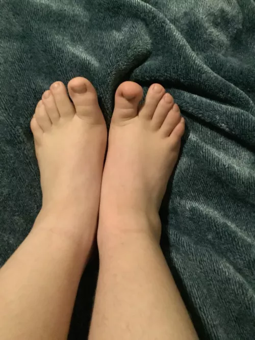 Who wants to suck my toes? DMs are open!