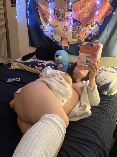 Would any refined gentleman like to read in bed with me? 😁