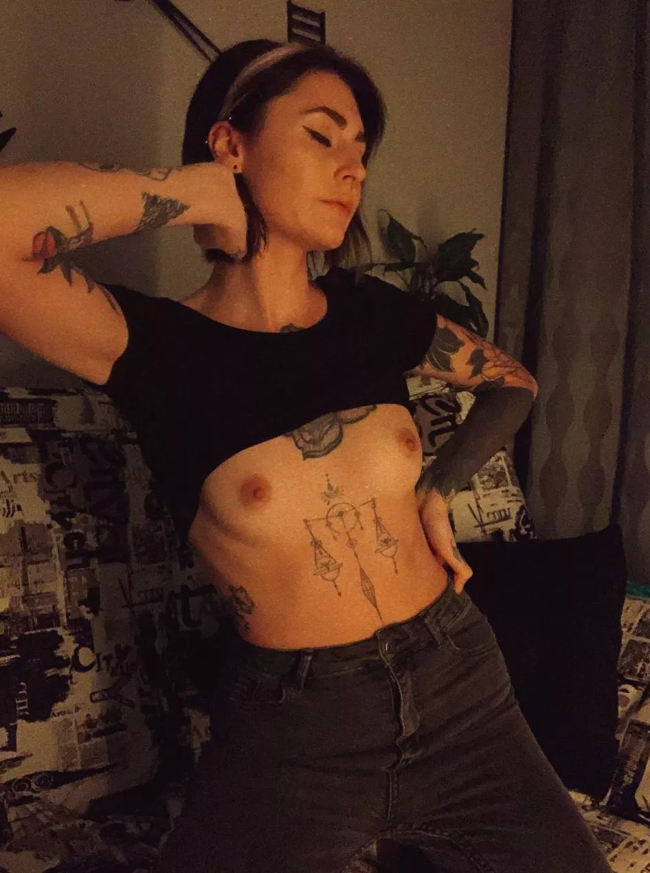 Applying to be your new goth fuckdoll 😈