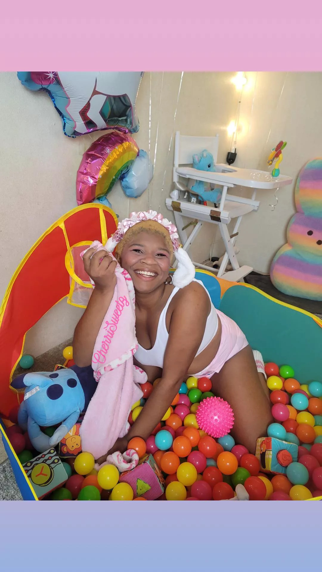 Ball pits make for a happy Bun!! Now inviting babs to join me☺️