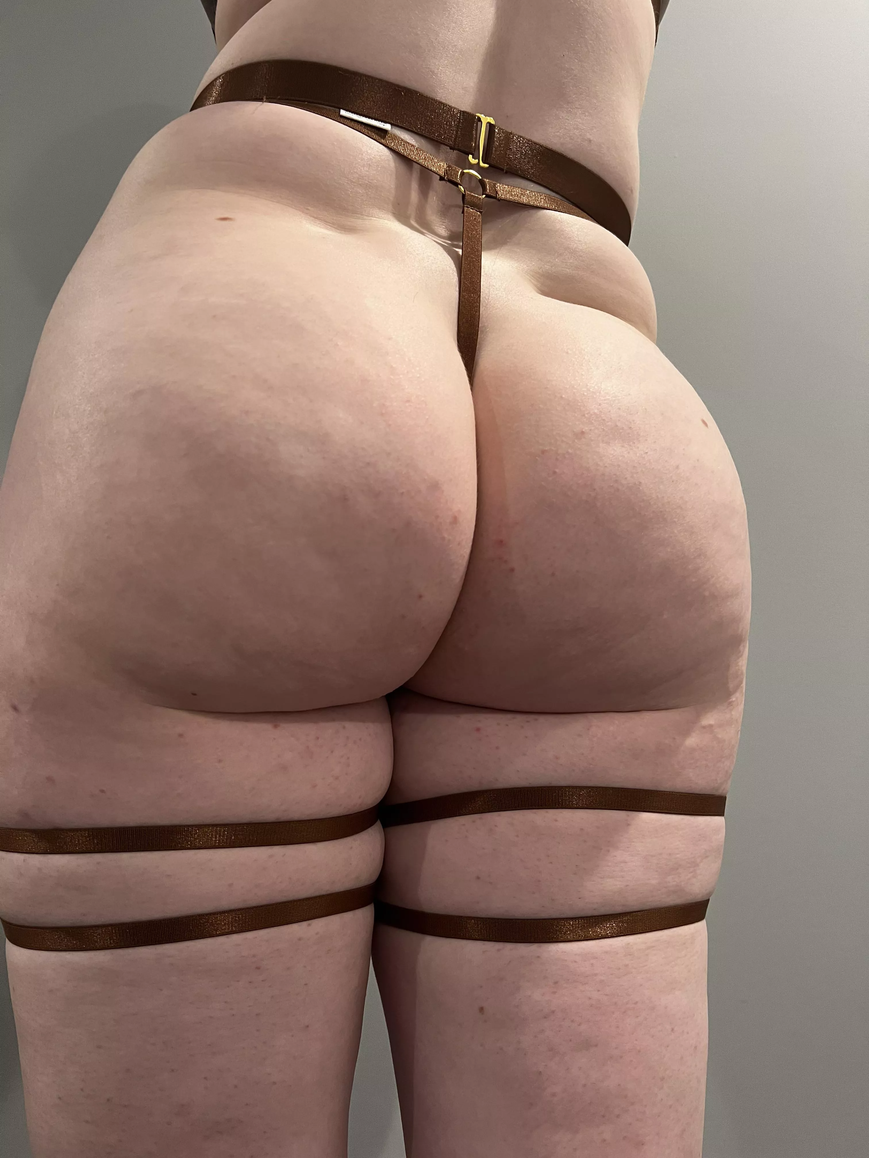 Have an ASStastic Friday! Make sure to come over to both of my spicy pages 😘🍑