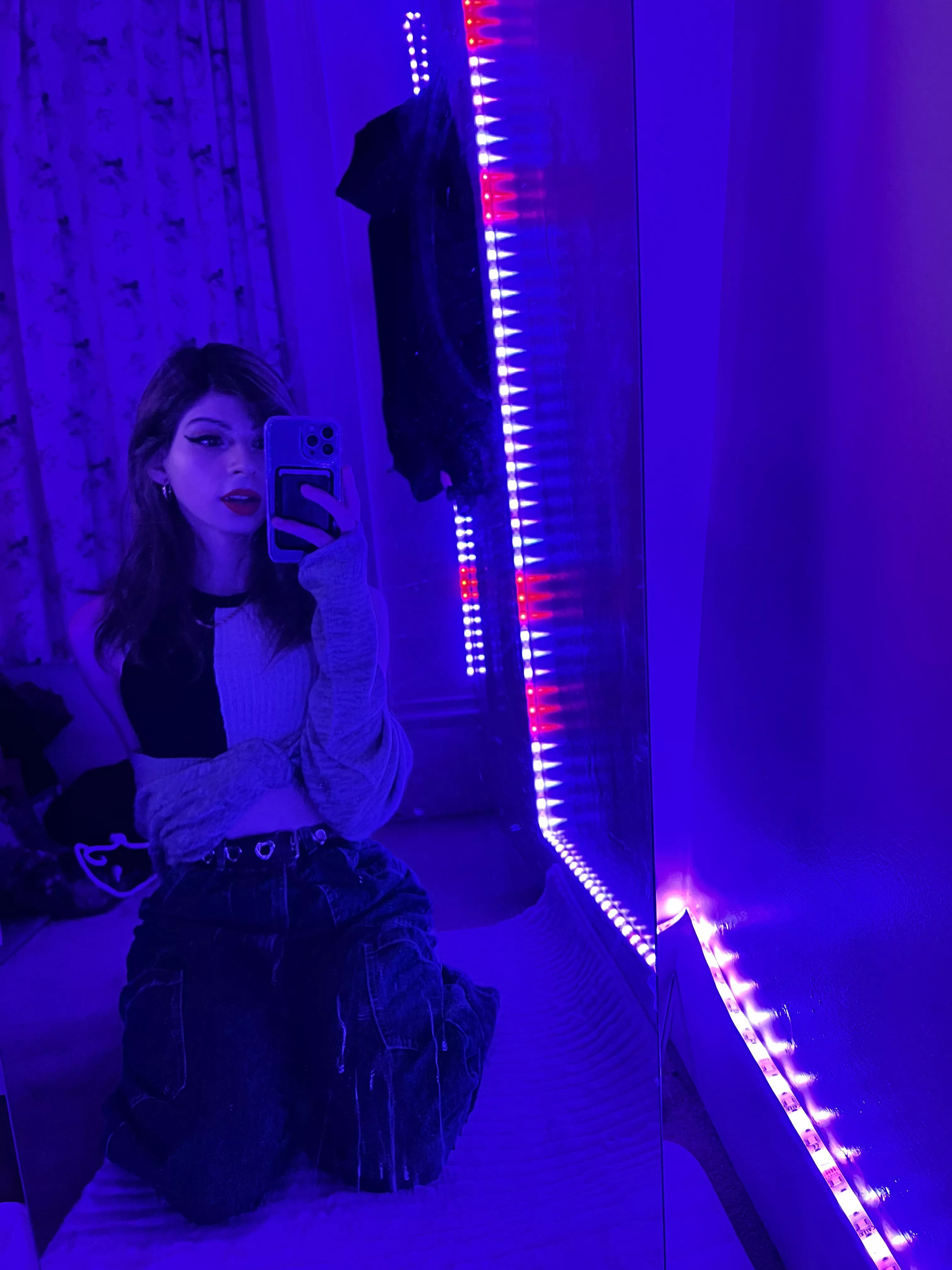 I feel really cute tonight shame I don’t have anyone to make me shake