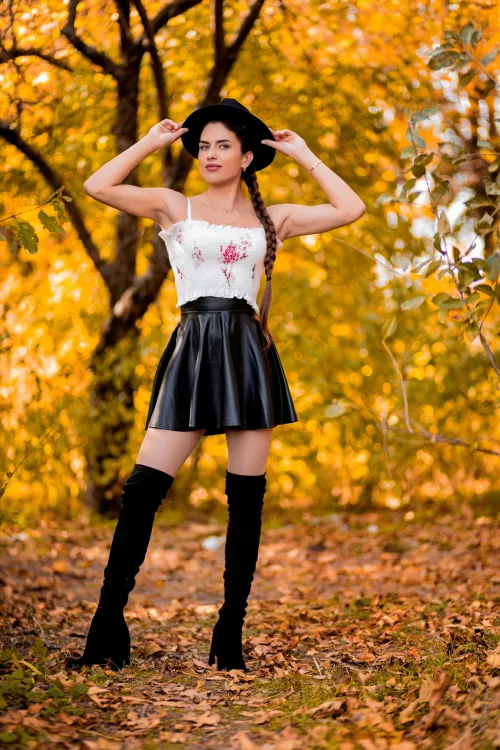 I love these boots! They make an extraordinarily beautiful image)))