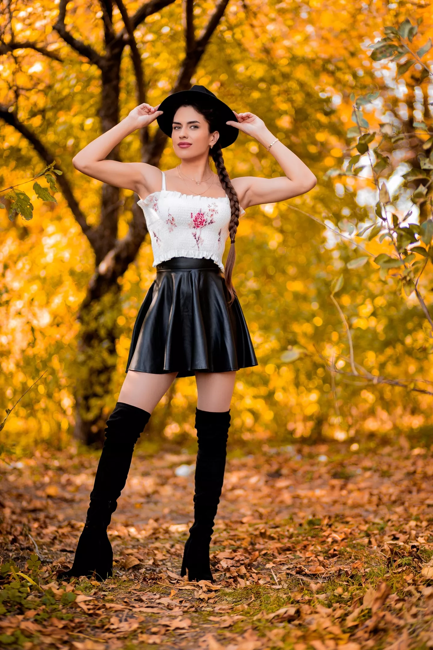 I love these boots! They make an extraordinarily beautiful image)))