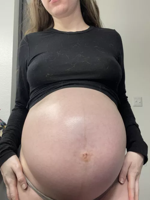 ignore the cat hair look at my big ole belly😻