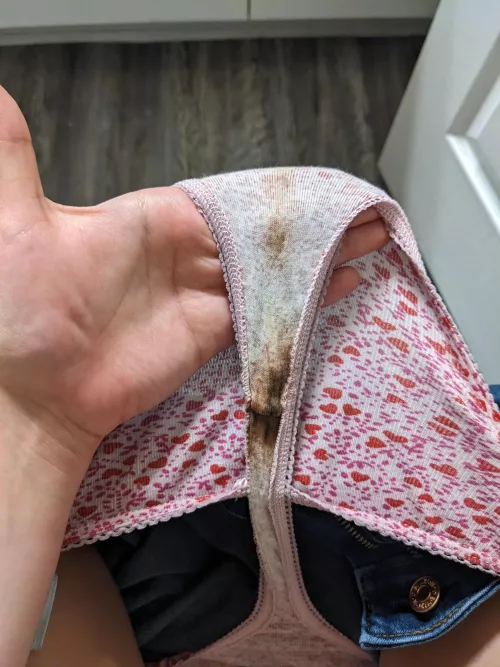 🍷 missed one of my pills and started spotting. someone tell me why it smells addicting and also like red wine?! ❤️ not really period but idk how to classify this 🤔