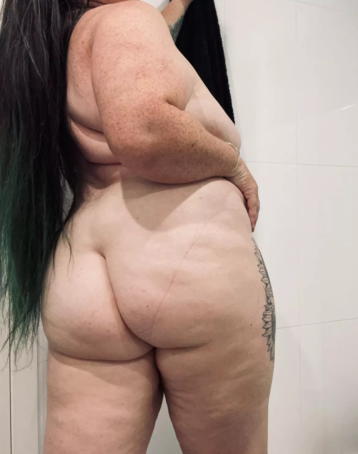 Start the weekend with me 🖤