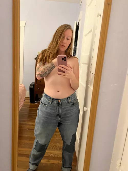 Tattooed redhead in jeans >