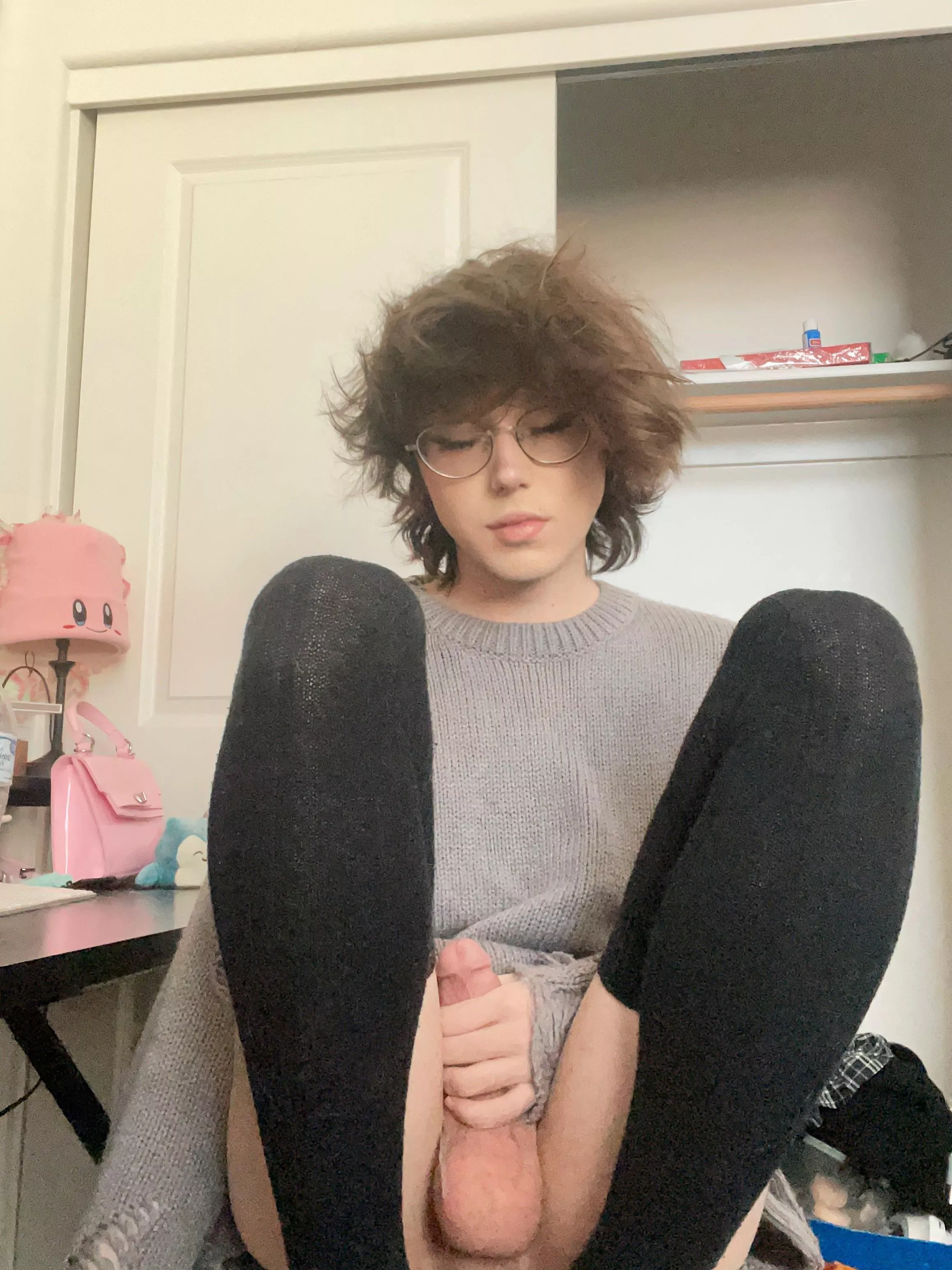 wanna take turns stroking with a femboy? :3 🤍🌸