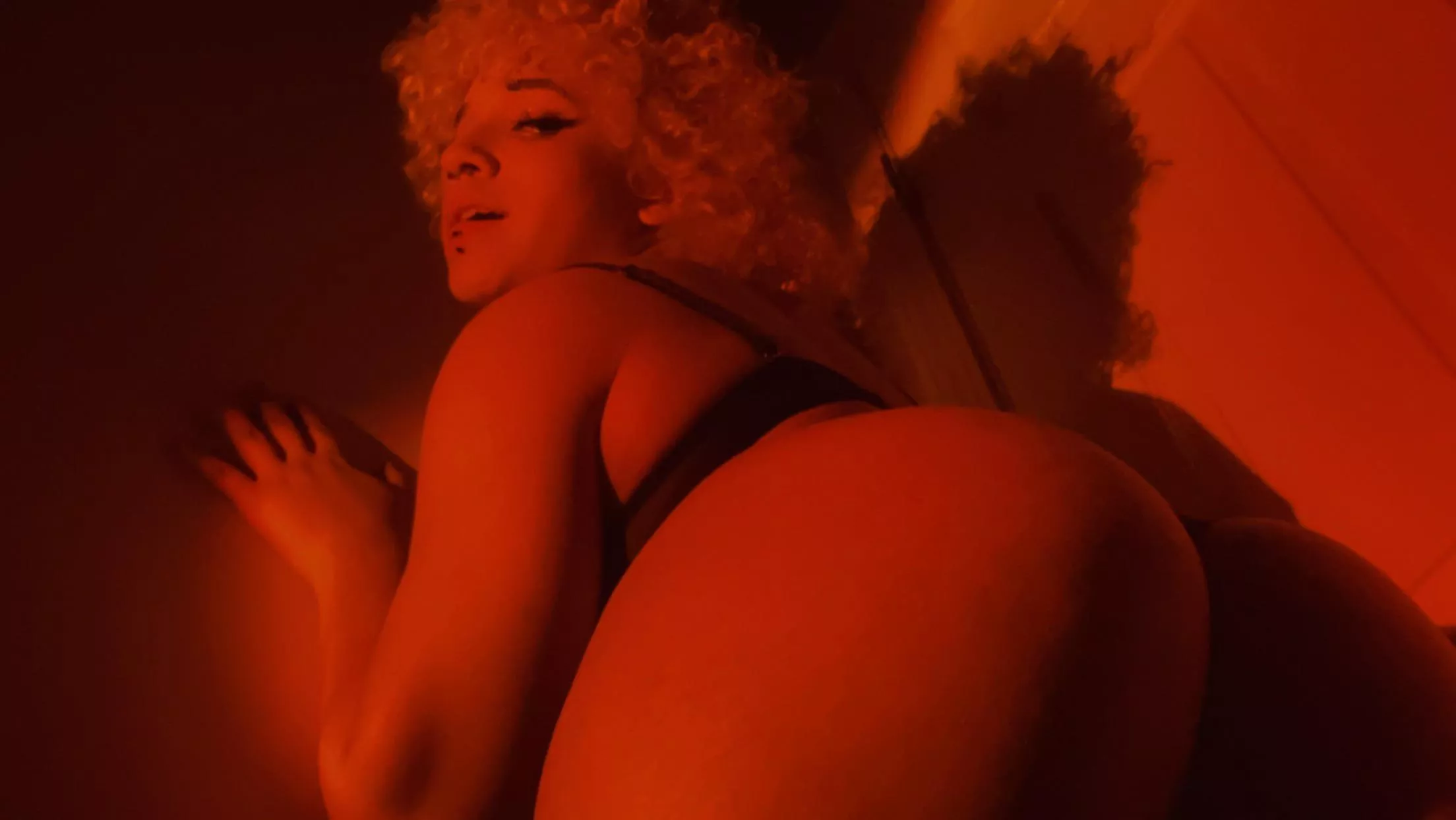 what would you do if you had this ass in your face ? <3