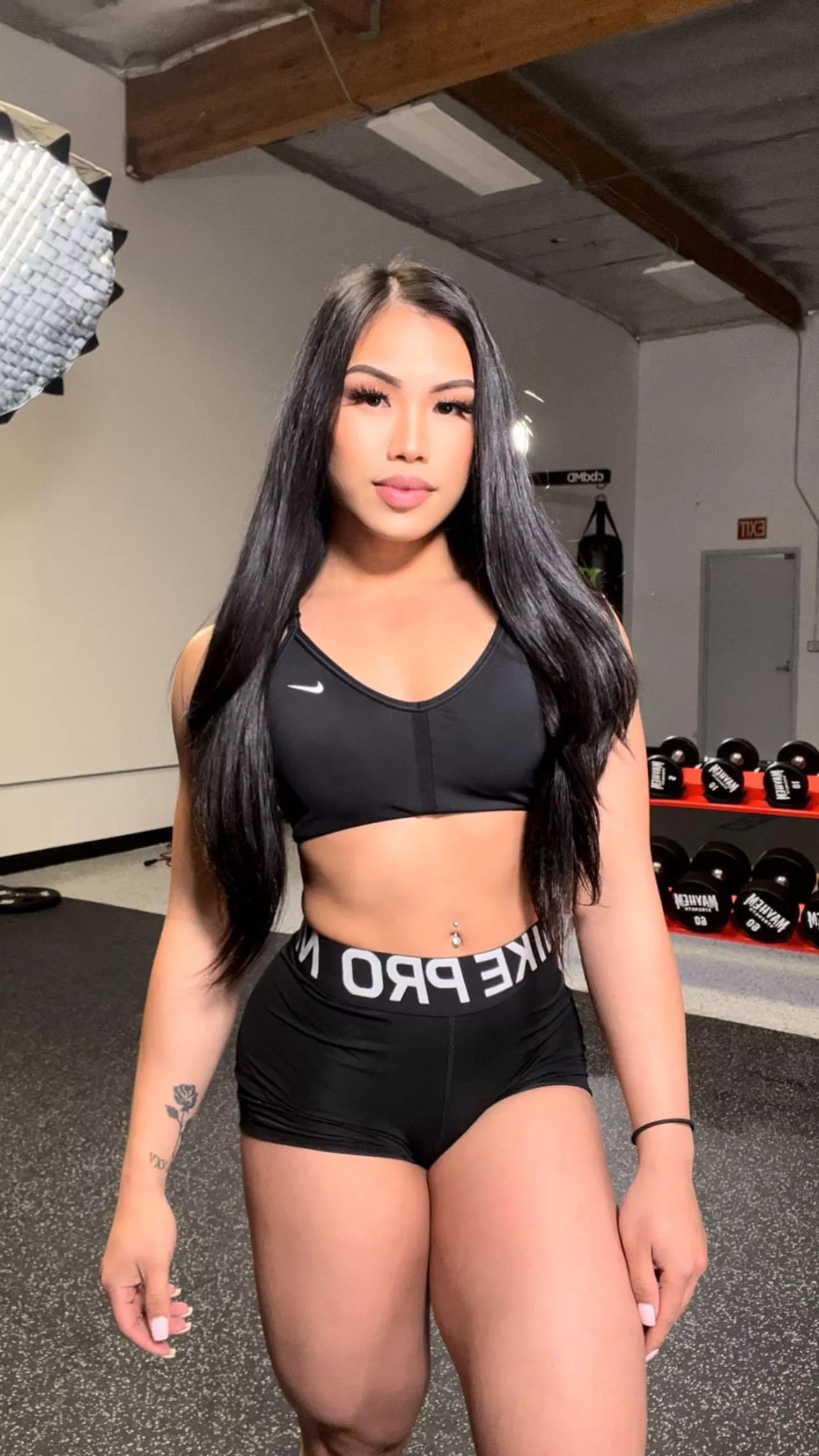 WOW, her thighs are THICCC!