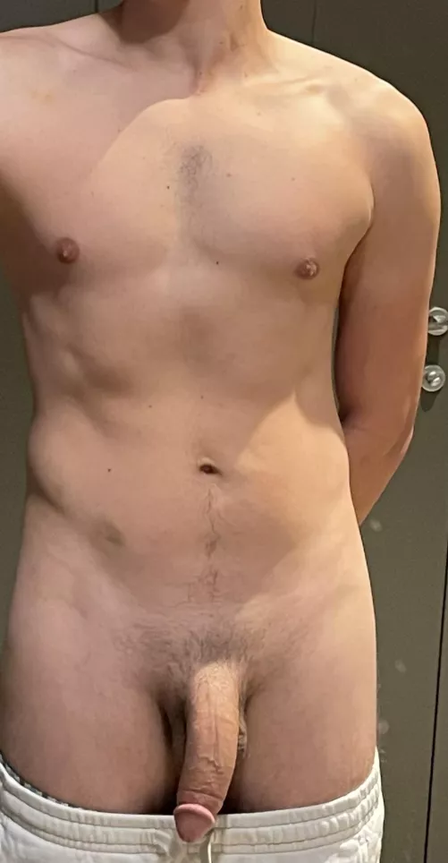28 hung babyfaced Miami guy with a toned twunk body, chat me for my snap