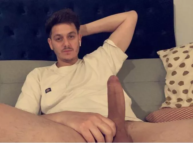 31 straight guy my gf just left for work… add me if you’re in the same boat! Snapchat: josh.simons1