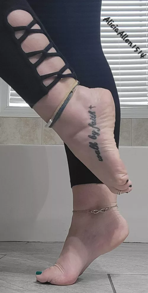 Arches and wrinkles and toes...oh my!