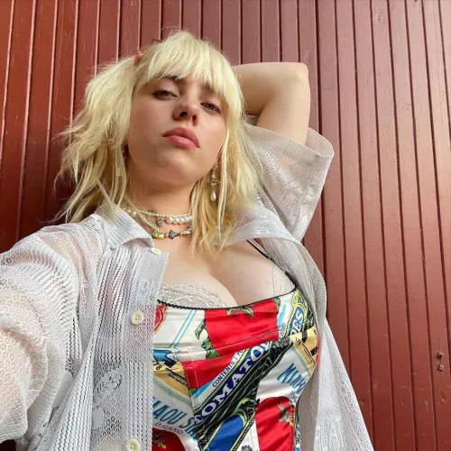 Billie Eilish pulls off the busty dumb blonde look so well