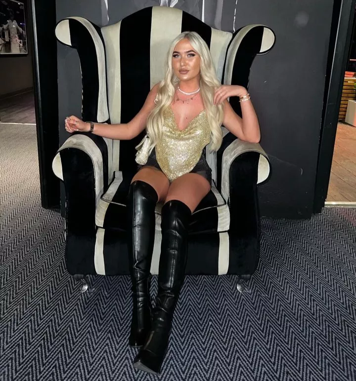 Bimbo Chloe in boots